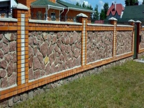 Кирпичный забор с камнем 12 метров фото в Рязановском