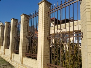 Кирпичный забор с ковкой  10 метров фото в Рязановском